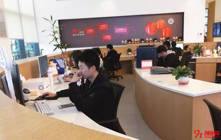 他在事業辭職創業，現在一個月狂賺200000！