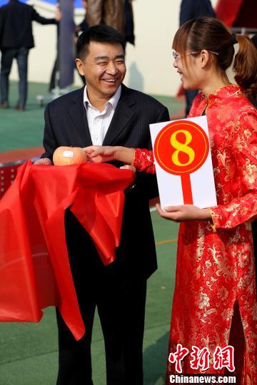 最終,當地一家農資企業老板以13800元人民幣購得重達614.3g的蘋果王。 梁犇 攝