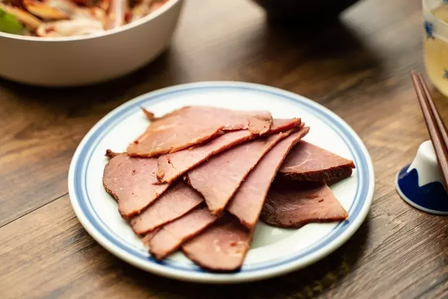 在山林只買大紅腸?你錯過了整桌美食