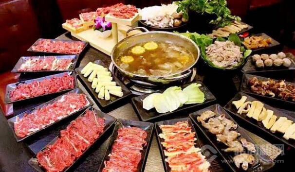 宮?；疱? /></p>
<p>正宗的紅油鍋底，辛辣清湯正好適合胃口</p>
<p>在湯底，龔?；疱伿褂弥貞c的正宗紅油。鍋的底部從肉到蔬菜再到鍋的底部都很優(yōu)雅。它可以確保碗碟干凈。新鮮的牛肉沿著湯被倒入鍋的底部，不時(shí)滾動(dòng)著乳白色泡沫。它顯示在浸泡鍋中。繼承的配方創(chuàng)造了其他家庭無法模仿的美味。即食牛肉和豆腐一樣豐富，你不能阻止它。</p>
<p>百年高湯的配方，加上中草藥調(diào)味料</p>
<p>宮?；疱佒铝τ谔剿鞯氐赖拿牢叮共煌貐^(qū)的食客都能品嘗到地道的味道。宮?；疱伻〔挠诰哂邪倌隁v史的高湯配方，它是通過壓碎30多個(gè)珍貴的調(diào)味料制成的。其他人將永遠(yuǎn)無法模仿。</p>
<p><img src="http://www.mrvs.com.cn/d/file/p/2021/05-14/287dd3cf95a638406e63cf61bc7b0cbd.jpg" alt=