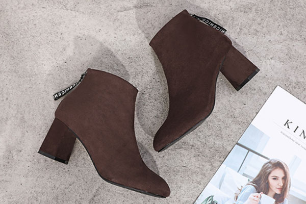 名典鞋業(yè)加盟