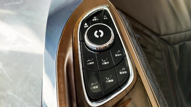 高端按摩椅怎么選？資深體驗官帶來榮泰RT8900按摩椅測評