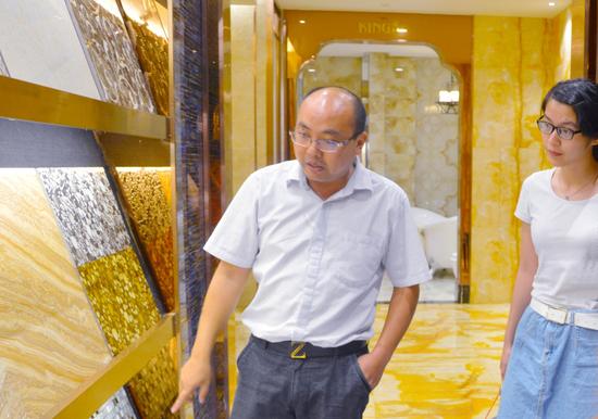 博華陶瓷品牌銷售副總屈代勇在介紹新產品